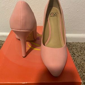 Women’s Light pink heels 8.5